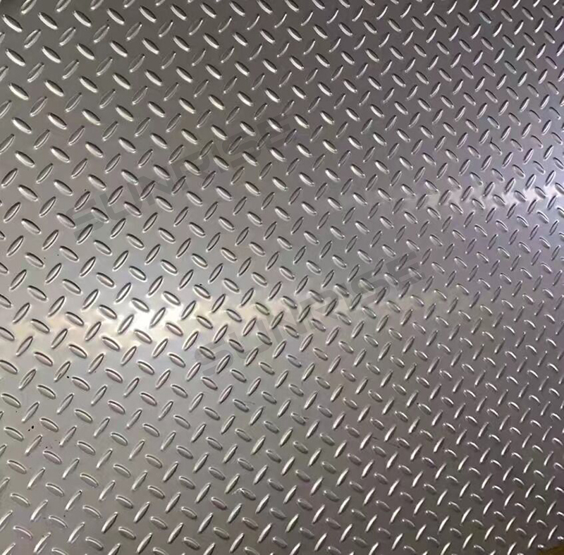 20mm THICKNESS CARBON STEEL CHEQUERED PLATES,WIDTH 1500MM LENGTH: 6000MM ;MATERIAL ASTM A240 SS304