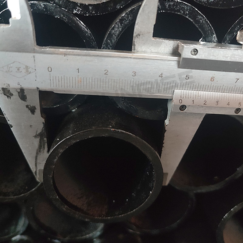 Carbon Steel Black Seamless Pipe, Size 4in Wall thickness SCH 80, ASTM API 5L GR.B, Length 6m, Standard:ANSI B36.10